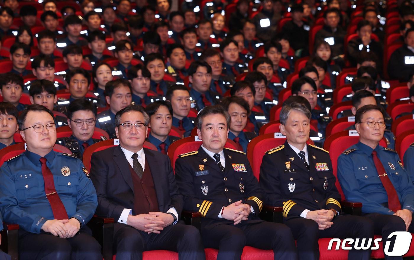 윤희근 당시 경찰청장이 서울 종로구 서울경찰청에서 열린 2024년 기동순찰대·형사기동대 합동 발대식에서 조지호 당시 서울경찰청장 등과 자리해 있다. 2024.2.20/뉴스1 ⓒ News1 김민지 기자