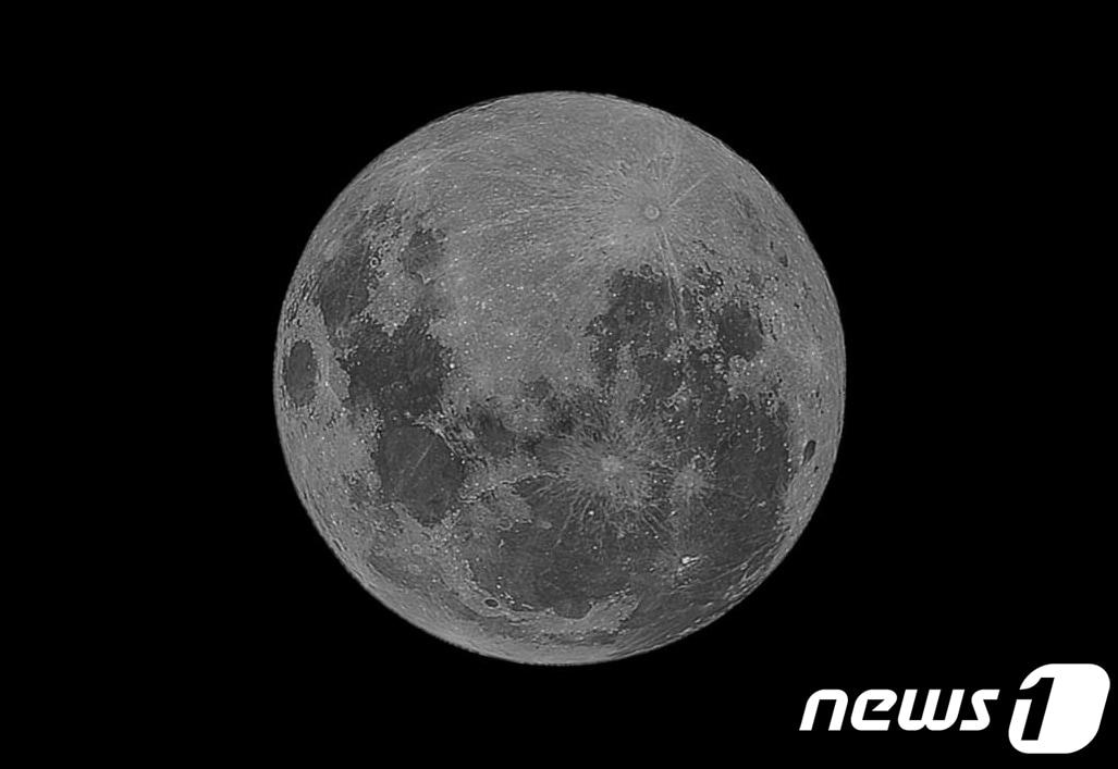 본문 이미지 -  오는 24일 정월대보름 달이 올해 뜨는 보름달 중 가장 작을 것으로 예측됐다. 사진은 보름달.(고구려천문과학관 제공)2024.2.20/뉴스1