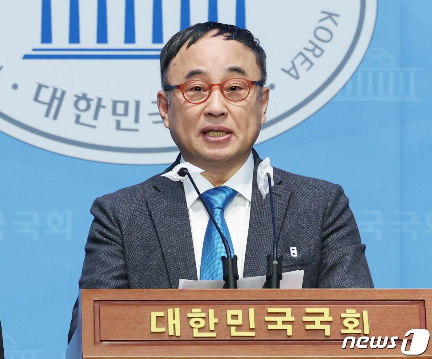 본문 이미지 - 개그맨 서승만이 20일 서울 여의도 국회 소통관에서 제22대 총선 더불어민주당 비례대표 후보 도전 기자회견을 하고 있다.  2024.2.20/뉴스1 ⓒ News1 송원영 기자