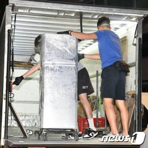 본문 이미지 -  2023년 2월 24일 홍콩 경찰이 애비 초이 토막 시신 일부인 다리가 들어 있는 냉장고를 옮기고 있다. &#40;SNS 갈무리&#41; ⓒ 뉴스1