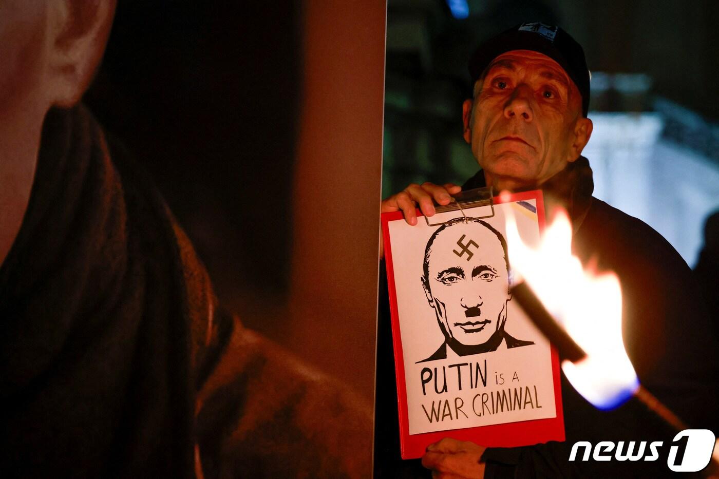 이탈리아 로마에서 지난해 2월 19일(현지시간) 러시아 반체제 운동가 알렉세이 나발니의 옥중 의문사 사건을 계기로 블라디미르 푸틴 러시아 대통령의 집권에 반대하는 시위가 열리고 있다. 2024.2.19 ⓒ 로이터=뉴스1 ⓒ News1 강민경 기자