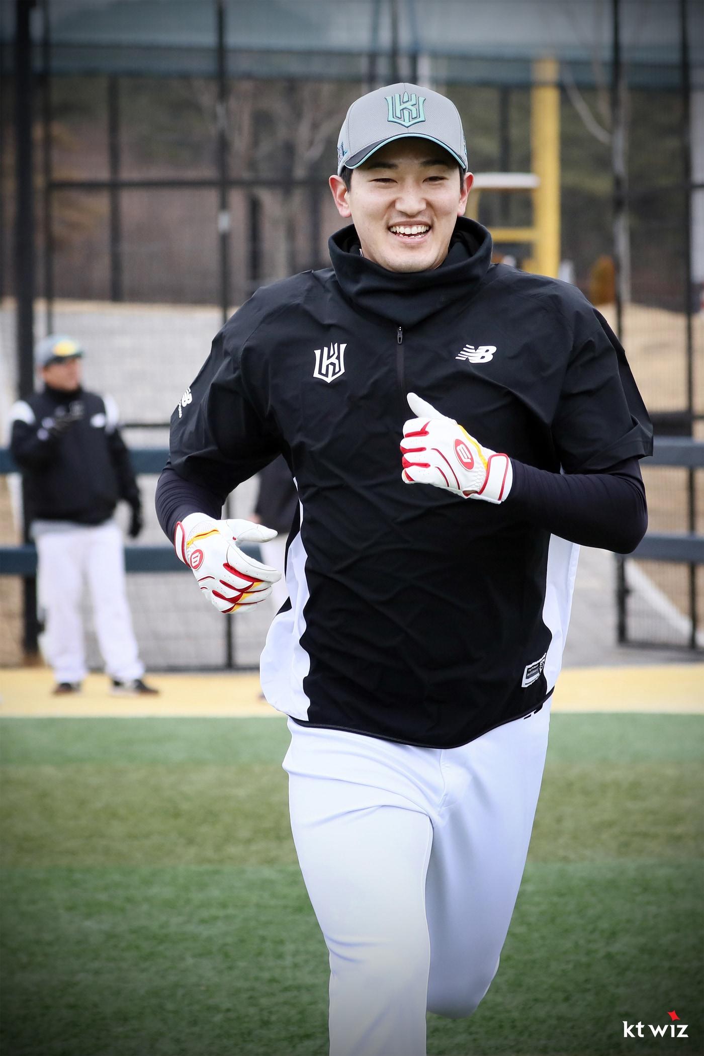 본문 이미지 - KT 위즈 고영표가 부산 기장현대차볼파크에서 진행 중인 스프링캠프에서 러닝훈련을 하고 있다. (KT 제공)
