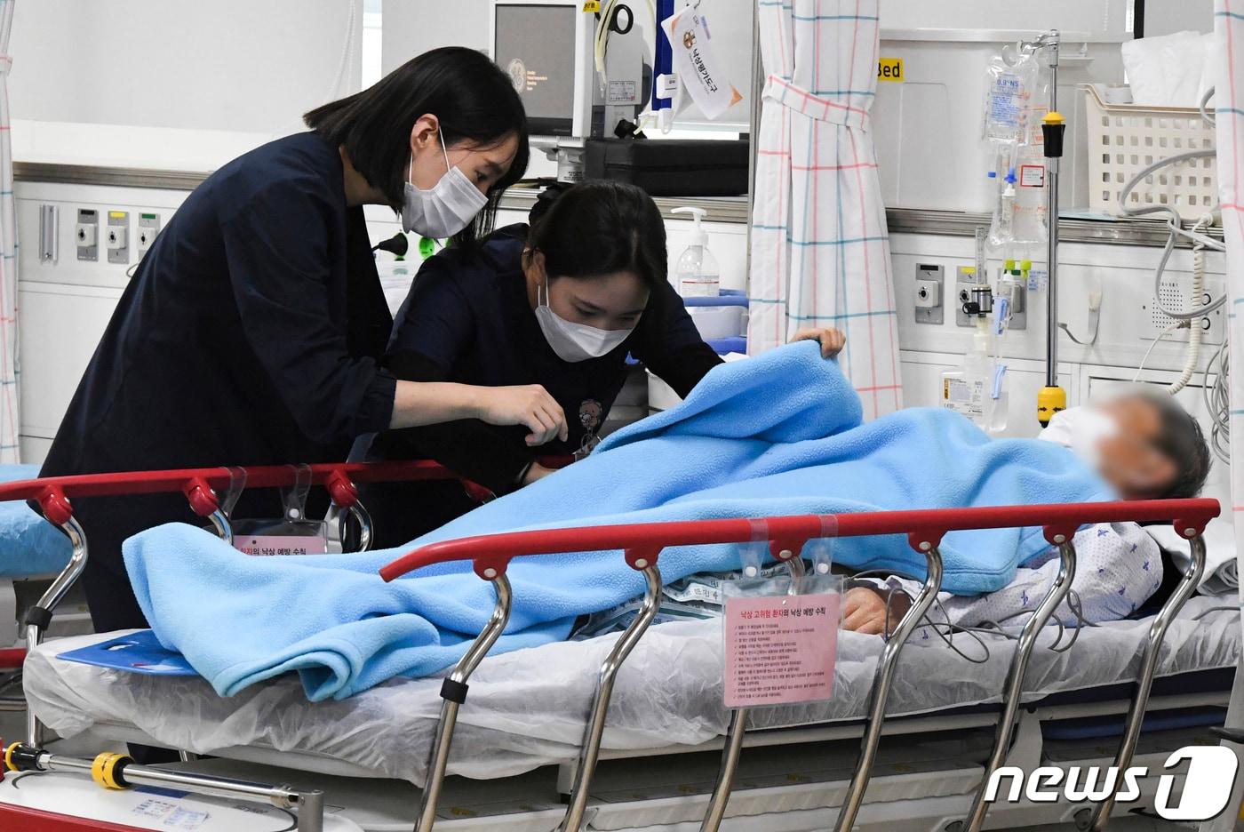 본문 이미지 - 20일 오전 경기 성남시 분당구 국군수도병원 응급실에서 의료진이 민간인 환자의 진료를 보고 있다. 2024.2.20/뉴스1 ⓒ News1 사진공동취재단