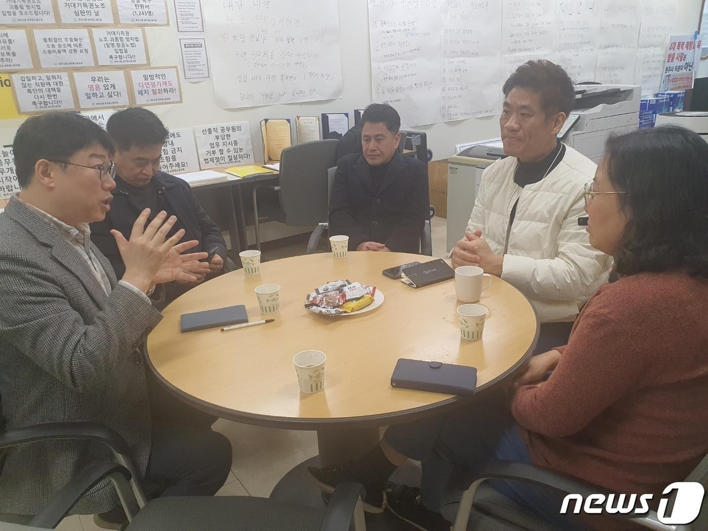 본문 이미지 - 새진보연합과 강원도 원주시청 공무원노동조합은 지난 19일 오후 원주시청 내 조합 사무실에서 지방공무원 처우개선을 위한 의견을 교류하는 자리를 가졌다. (원주시청 공무원노동조합 제공) 2024.2.20/뉴스1