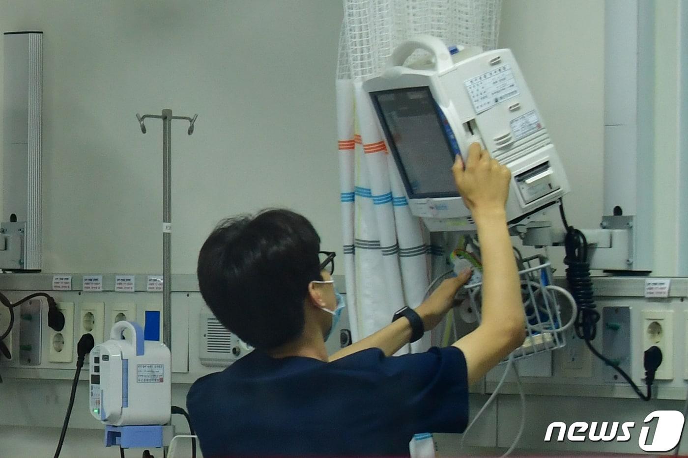 본문 이미지 - 해군포항병원 의료진들이 20일 의료장비를 점검하고 있다. ⓒ 뉴스1 최창호 기자