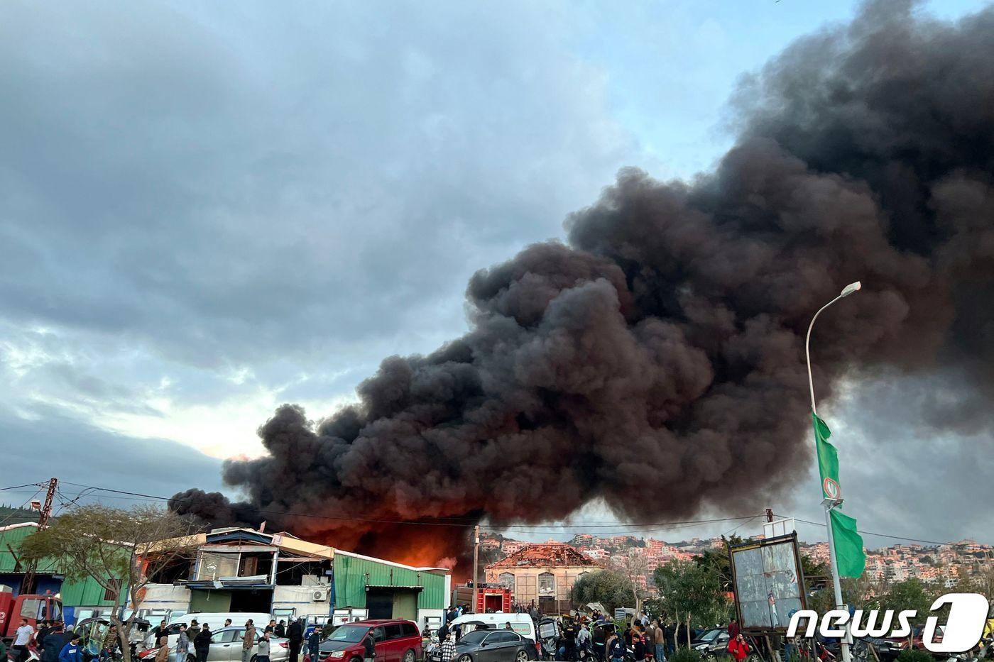 19일(현지시간) 레바논 남부도시 시돈의 해안 고속도로 인근에서 이스라엘군이 벌인 공습으로 검은 연기가 나고 있다. <자료사진> 2024.2.19. ⓒ AFP=뉴스1 ⓒ News1 김성식 기자