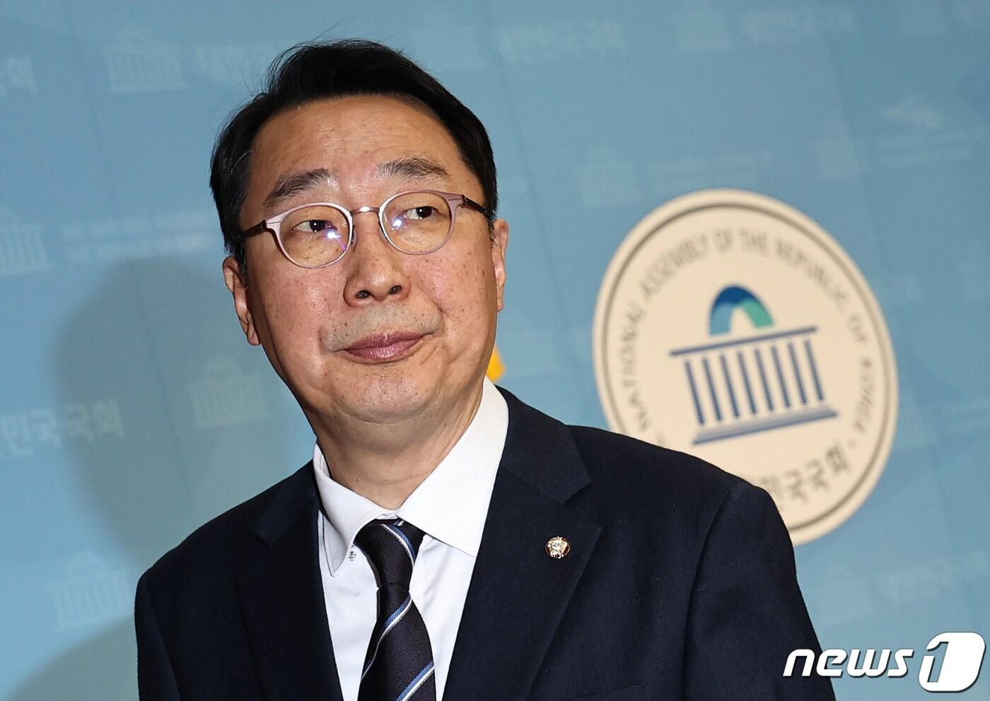 본문 이미지 - 윤영찬 더불어민주당 의원이 20일 오후 서울 여의도 국회 소통관에서 공천 하위 10% 통보 관련 입장을 밝힌 뒤 회견장을 나서고 있다. 2024.2.20/뉴스1 ⓒ News1 구윤성 기자
