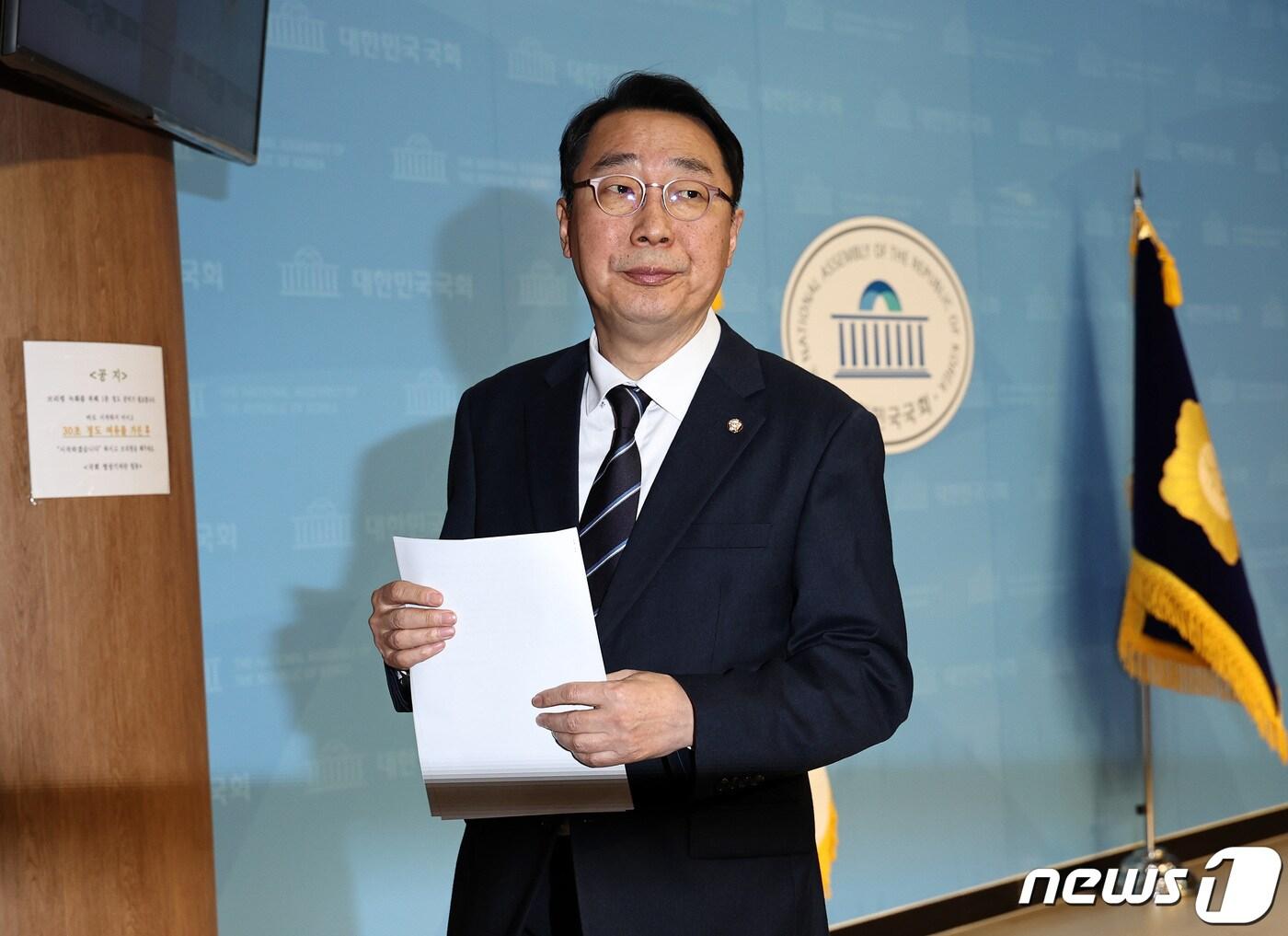 본문 이미지 - 윤영찬 더불어민주당 의원이 20일 오후 서울 여의도 국회 소통관에서 공천 하위 10% 통보 관련 입장을 밝힌 뒤 회견장을 나서고 있다. 2024.2.20/뉴스1 ⓒ News1 구윤성 기자