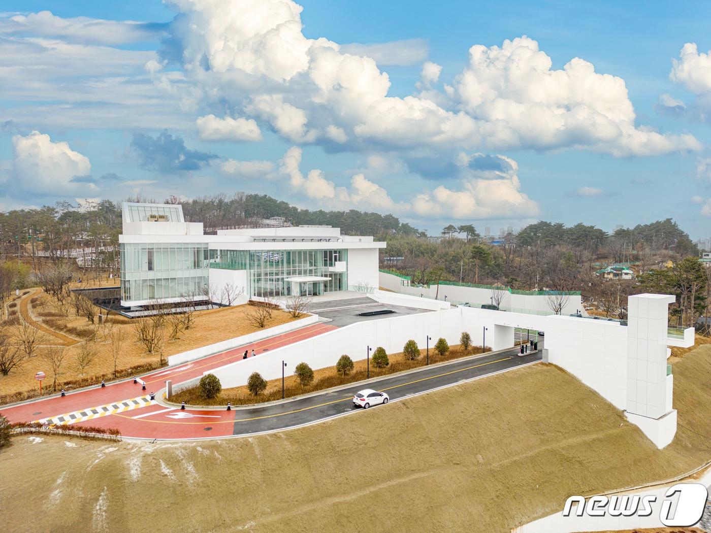 본문 이미지 - 강릉시 교동에 위치한 솔올미술관 전경.