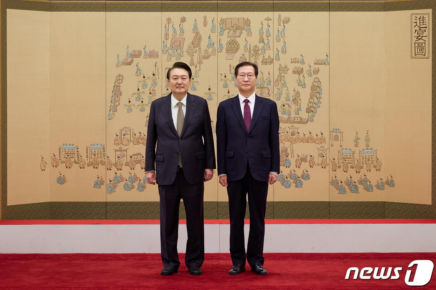 본문 이미지 - 윤석열 대통령이 20일 용산 대통령실 청사에서 박성재 법무부 장관에게 임명장을 수여한 후 기념촬영을 하고 있다. (대통령실 제공) 2024.2.20/뉴스1 ⓒ News1 오대일 기자