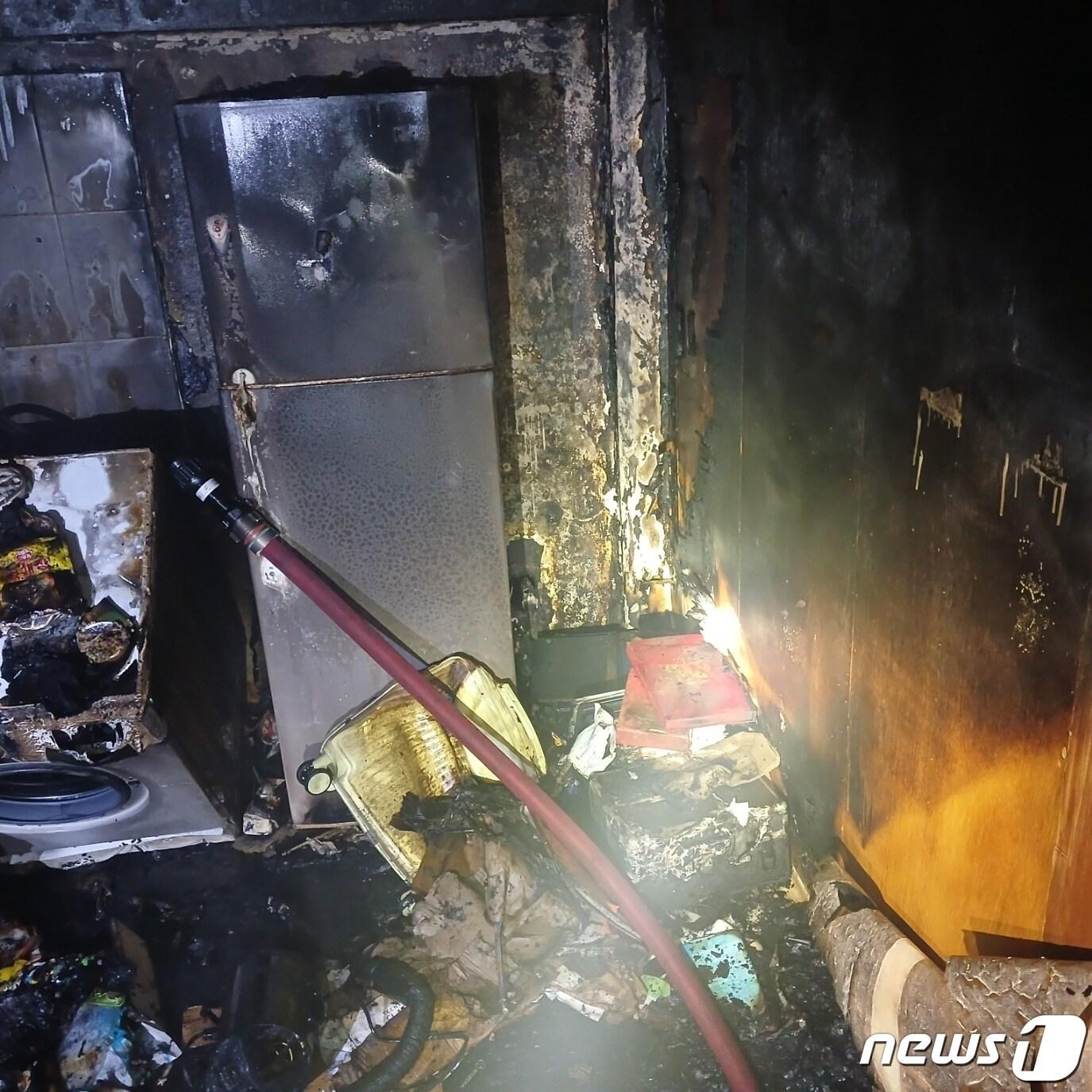 본문 이미지 - 부산 남포동  상가건물 화재 현장. (부산소방재난본부 제공)