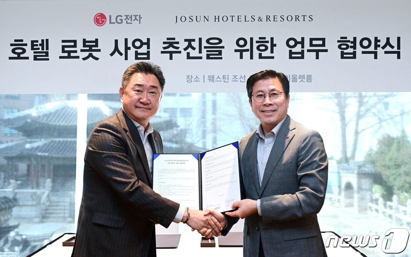 LG전자는 최근 서울 중구 소공동 '웨스틴 조선 서울' 호텔에서 조선호텔앤리조트와 ‘호텔 서비스 업무 효율화 및 신성장 동력 확보를 위한 서비스 로봇 개발 협력’을 위한 업무협약(MOU)을 체결했다. 왼쪽부터 조선호텔앤리조트 이주희 대표이사, LG전자 장익환 BS사업본부장.(LG전자 제공)