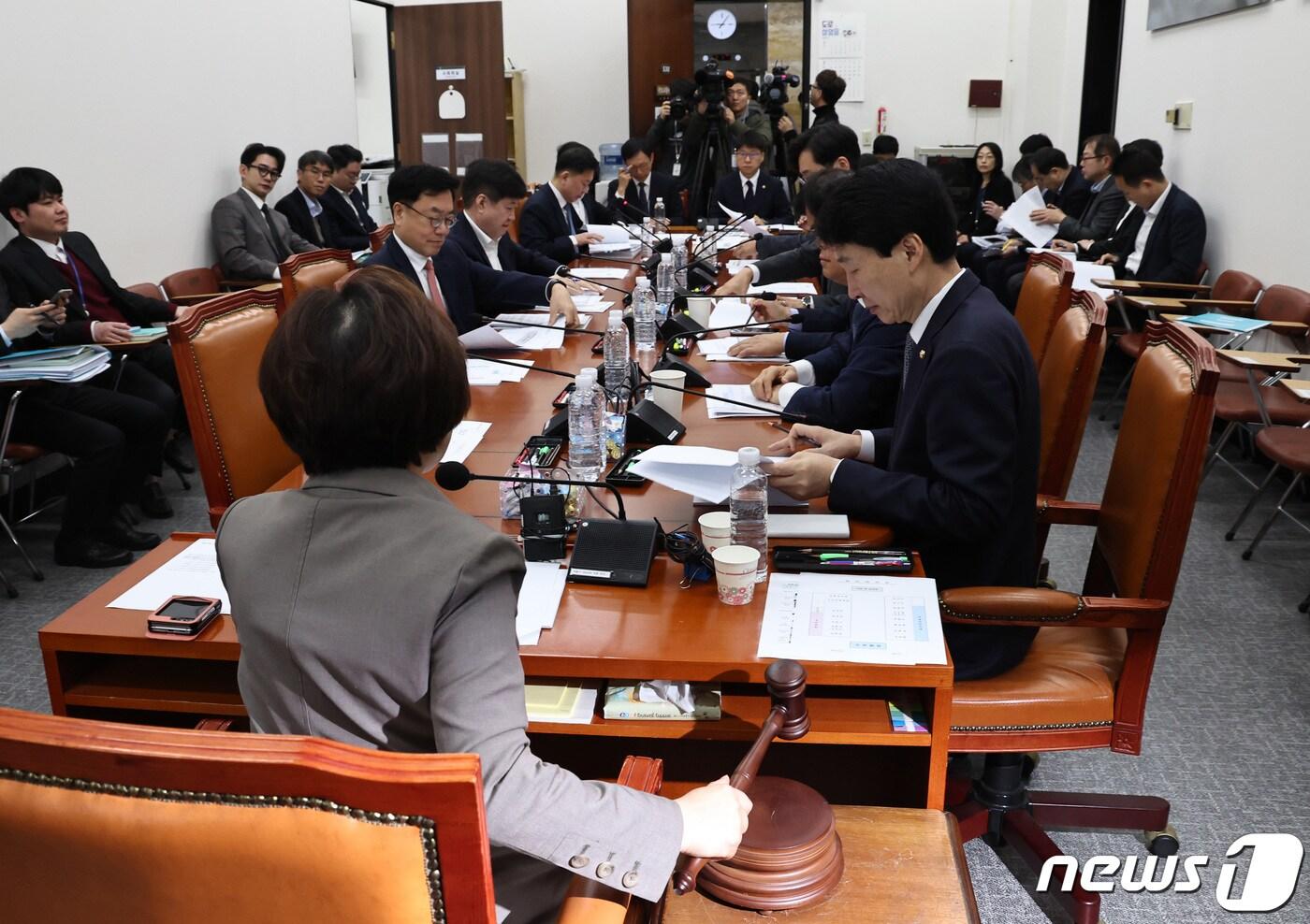 김정재 국회 국토교통위원회 법안심사소위원장이 21일 오전 서울 여의도 국회에서 열린 국토교통위 법안심사소위원회에서 의사봉을 두드리고 있다./뉴스1 ⓒ News1 구윤성 기자