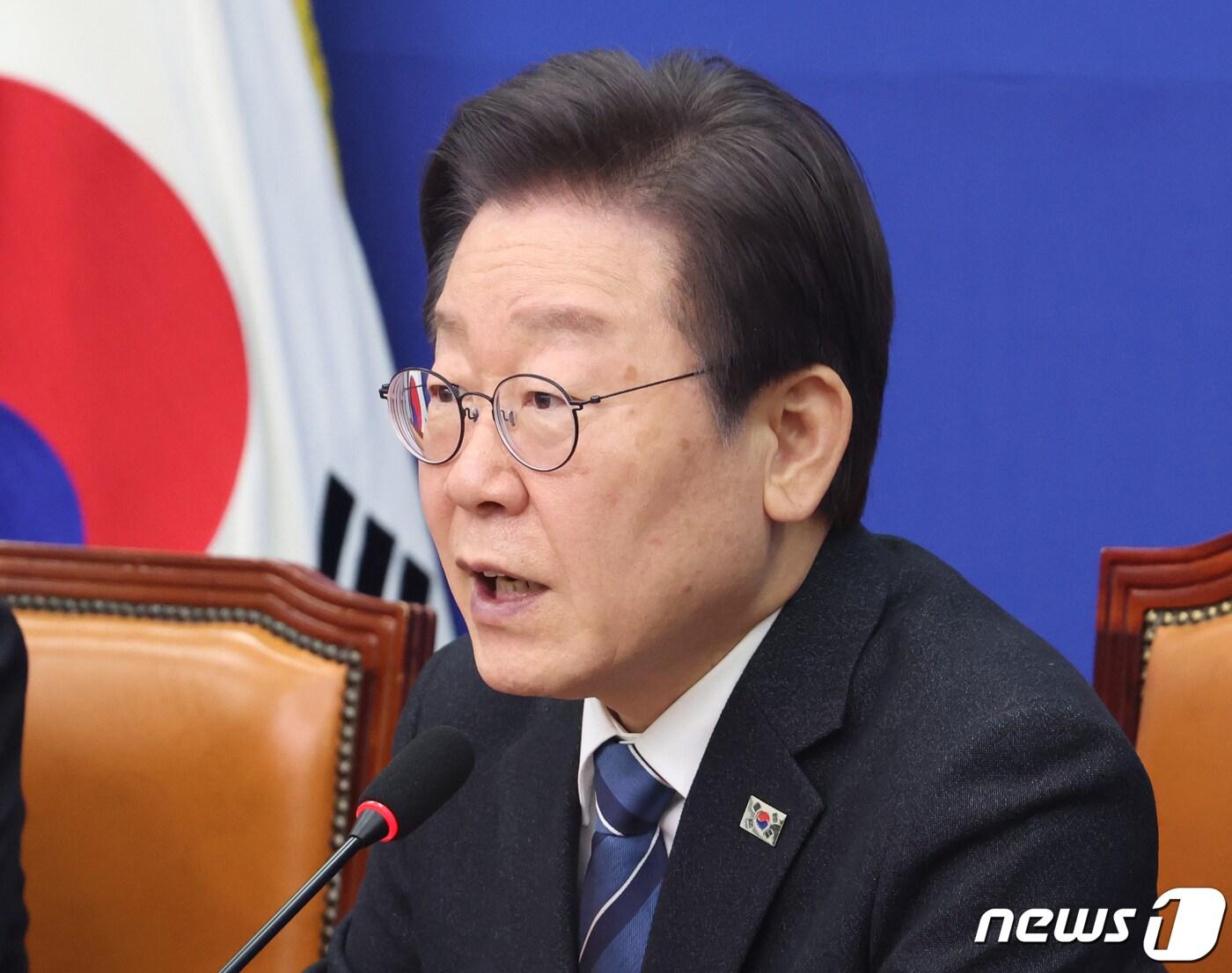 본문 이미지 - 이재명 더불어민주당 대표가 21일 서울 여의도 국회에서 열린 최고위원회의에서 발언을 하고 있다. 2024.2.21/뉴스1 ⓒ News1 송원영 기자