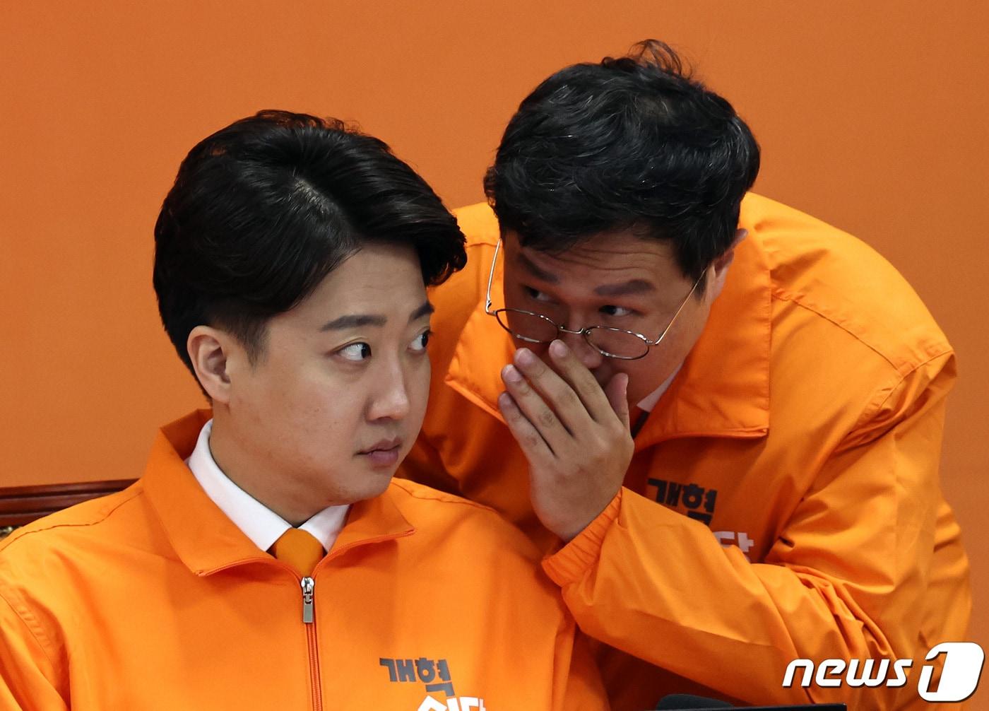 본문 이미지 - 이준석 개혁신당 대표가 21일 오전 서울 여의도 국회에서 열린 제4차 최고위원회의에서 당 관계자와 대화하고 있다. 2024.2.21/뉴스1 ⓒ News1 구윤성 기자