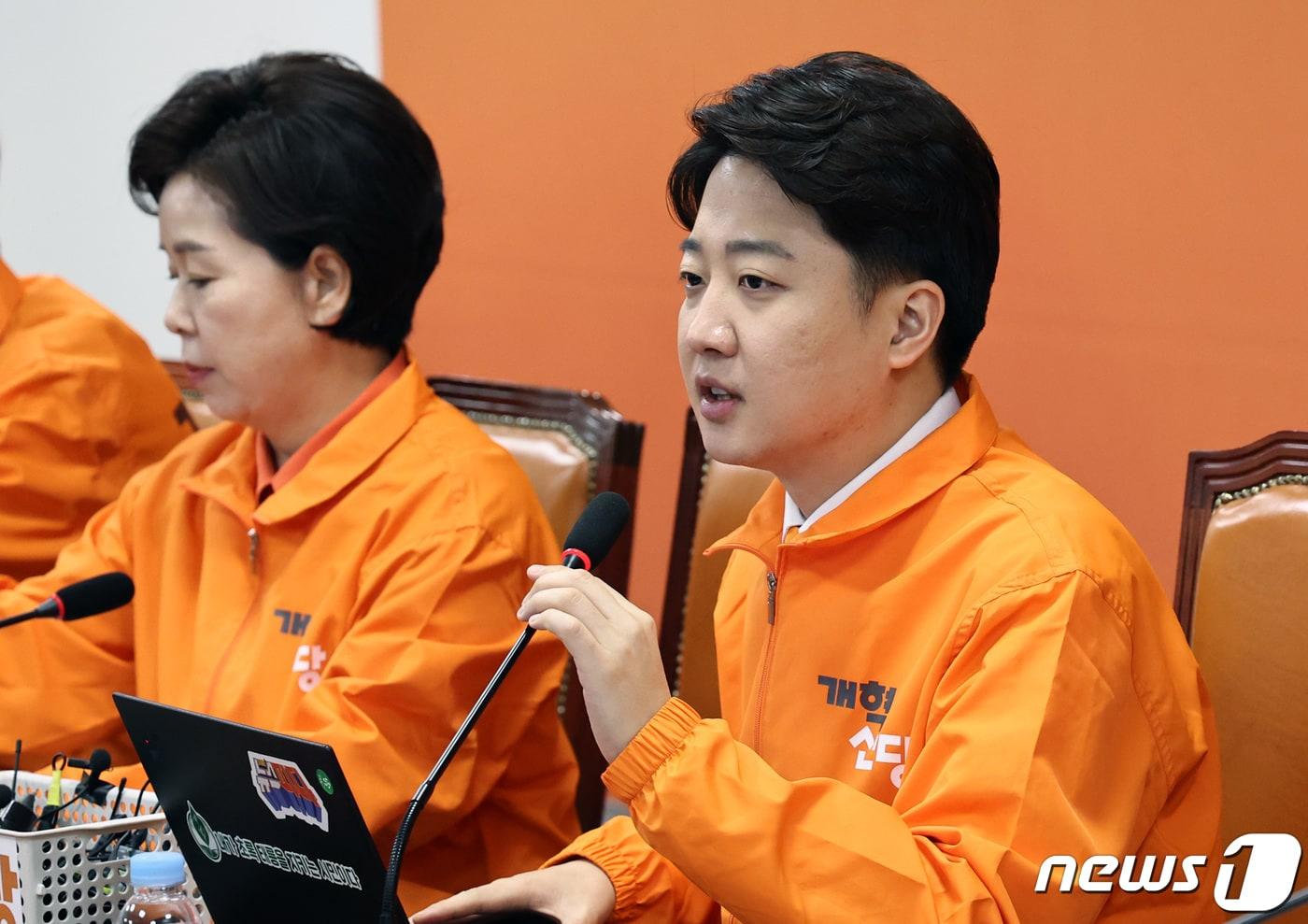 본문 이미지 - 이준석 개혁신당 대표가 21일 오전 서울 여의도 국회에서 열린 제4차 최고위원회의에서 모두발언을 하고 있다. 2024.2.21/뉴스1 ⓒ News1 구윤성 기자