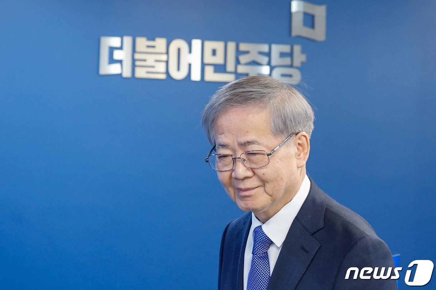 본문 이미지 - 임혁백 더불어민주당 공천관리위원장이 21일 오전 서울 여의도 당사에서 4차 공천 심사 결과를 발표하기 위해 입장하고 있다. 2024.2.21/뉴스1 ⓒ News1 안은나 기자