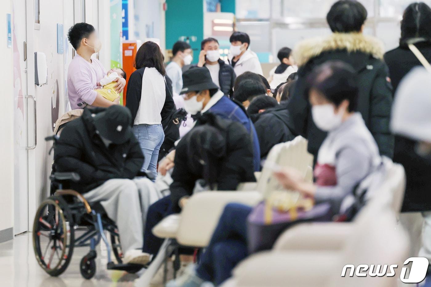 서울의 한 대학병원 소아청소년과에서 어린이 환자와 보호자가 진료를 기다리고 있다. 2024.2.21/뉴스1 ⓒ News1 민경석 기자