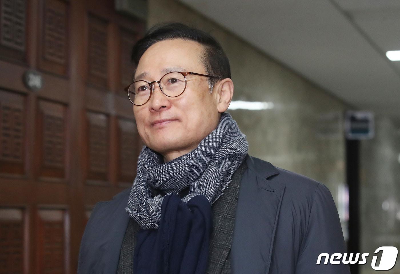 본문 이미지 - 홍영표 더불어민주당 의원이 21일 오전 서울 여의도 국회에서 열린 비공개 의원총회에 참석하고 있다. 2024.2.21/뉴스1 ⓒ News1 임세영 기자