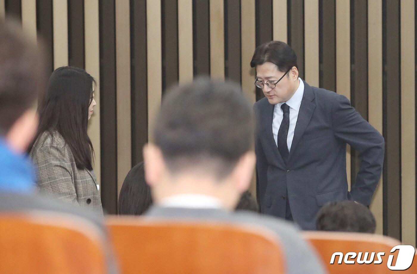 홍익표 더불어민주당 원내대표가 21일 오전 서울 여의도 국회에서 열린 비공개 의원총회에서 의원들과 이야기를 나누고 있다.(자료사진) 2024.2.21/뉴스1 ⓒ News1 임세영 기자