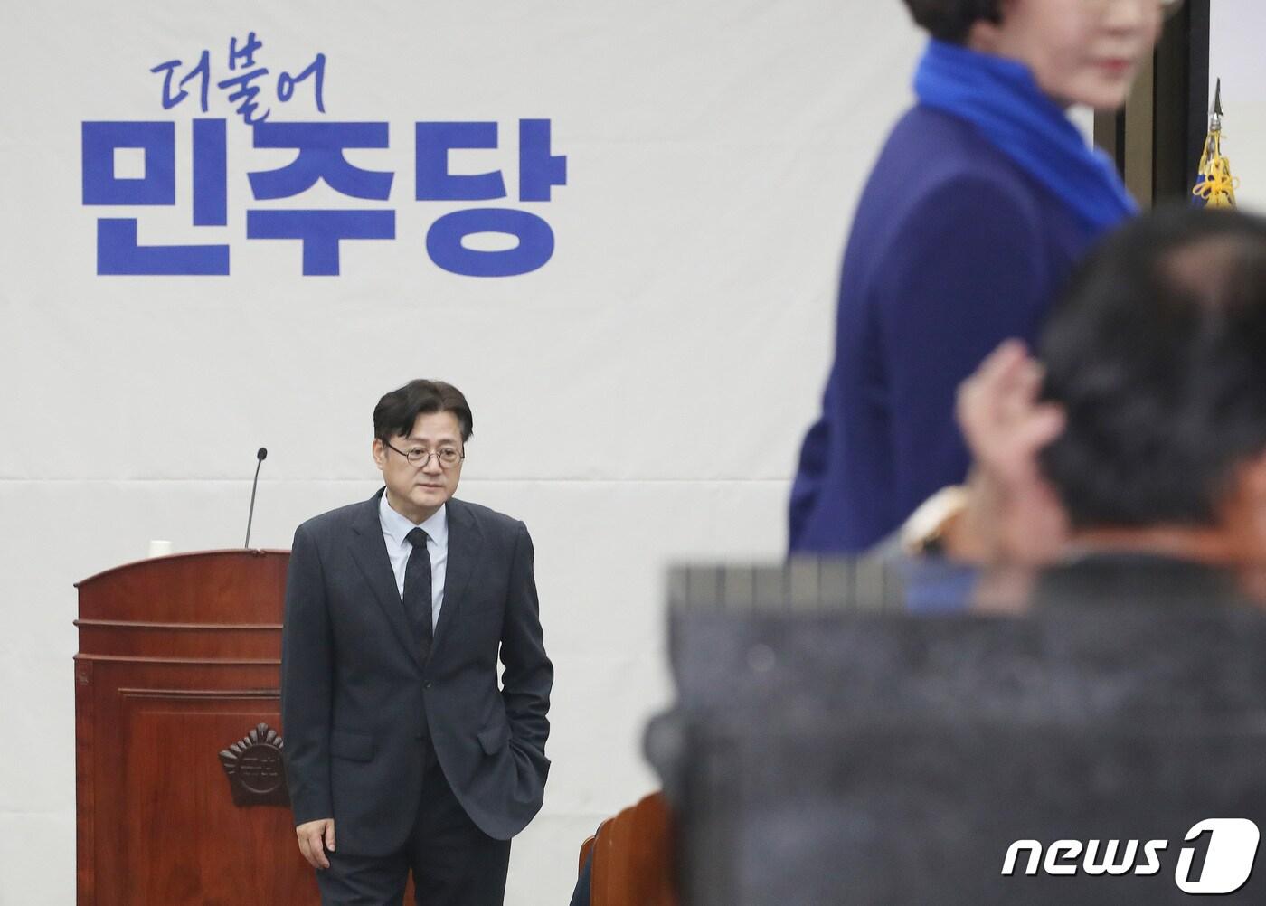본문 이미지 - 홍익표 더불어민주당 원내대표가 21일 오전 서울 여의도 국회에서 열린 비공개 의원총회에서 의원들과 이야기를 나누고 있다. 2024.2.21/뉴스1 ⓒ News1 임세영 기자