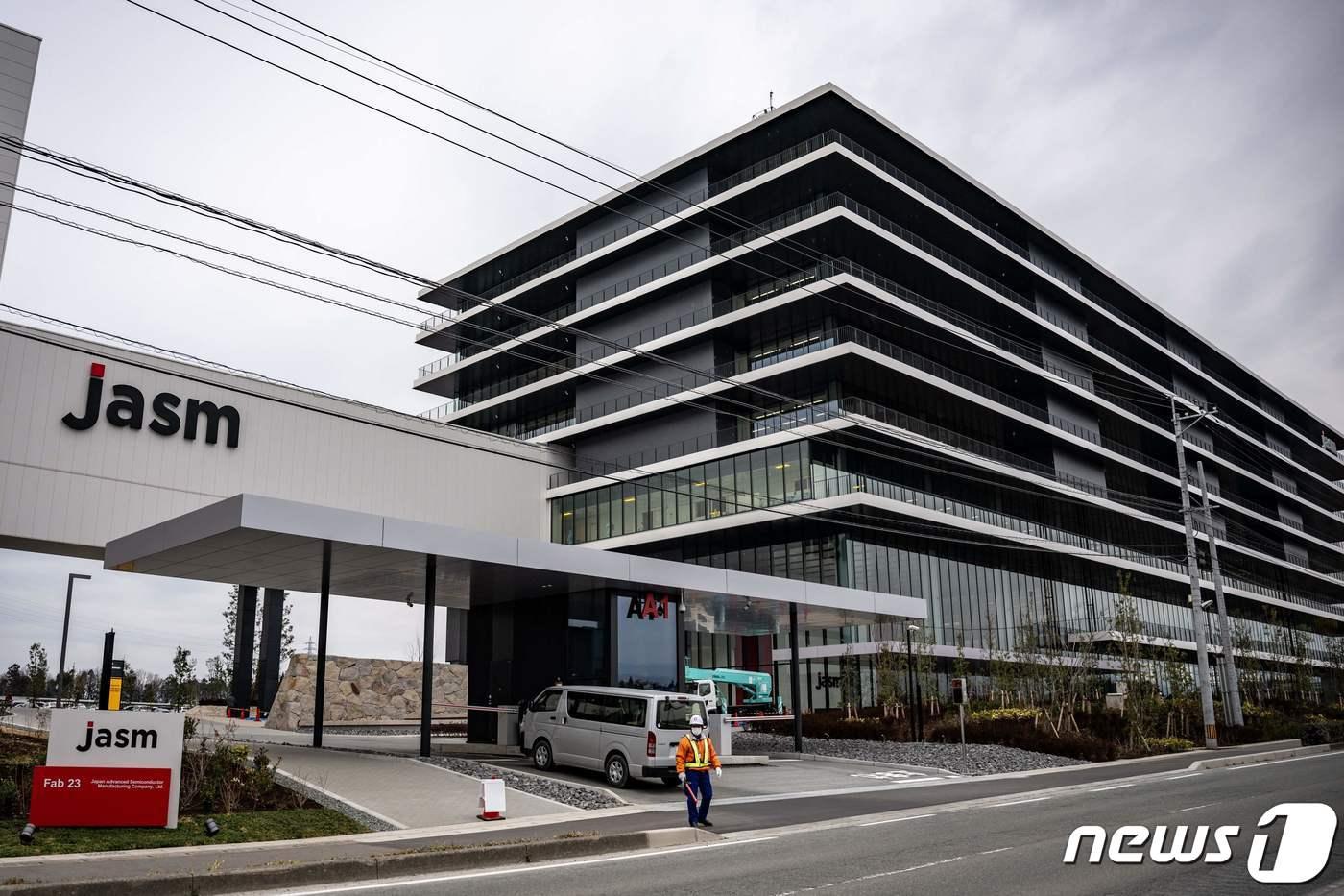 본문 이미지 - TSMC 일본 구마모토 제1공장을 운영하는 JASM 로고가 보이는 오피스동 전경 ⓒ AFP=뉴스1