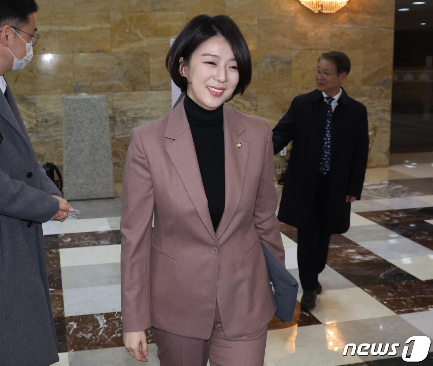 본문 이미지 - 배현진 국민의힘 의원이 21일 서울 여의도 국회 본회의장에서 열린 제413회국회(임시회) 3차 본회의를 마치고 회의장을 나서고 있다. 2024.2.21/뉴스1 ⓒ News1 송원영 기자