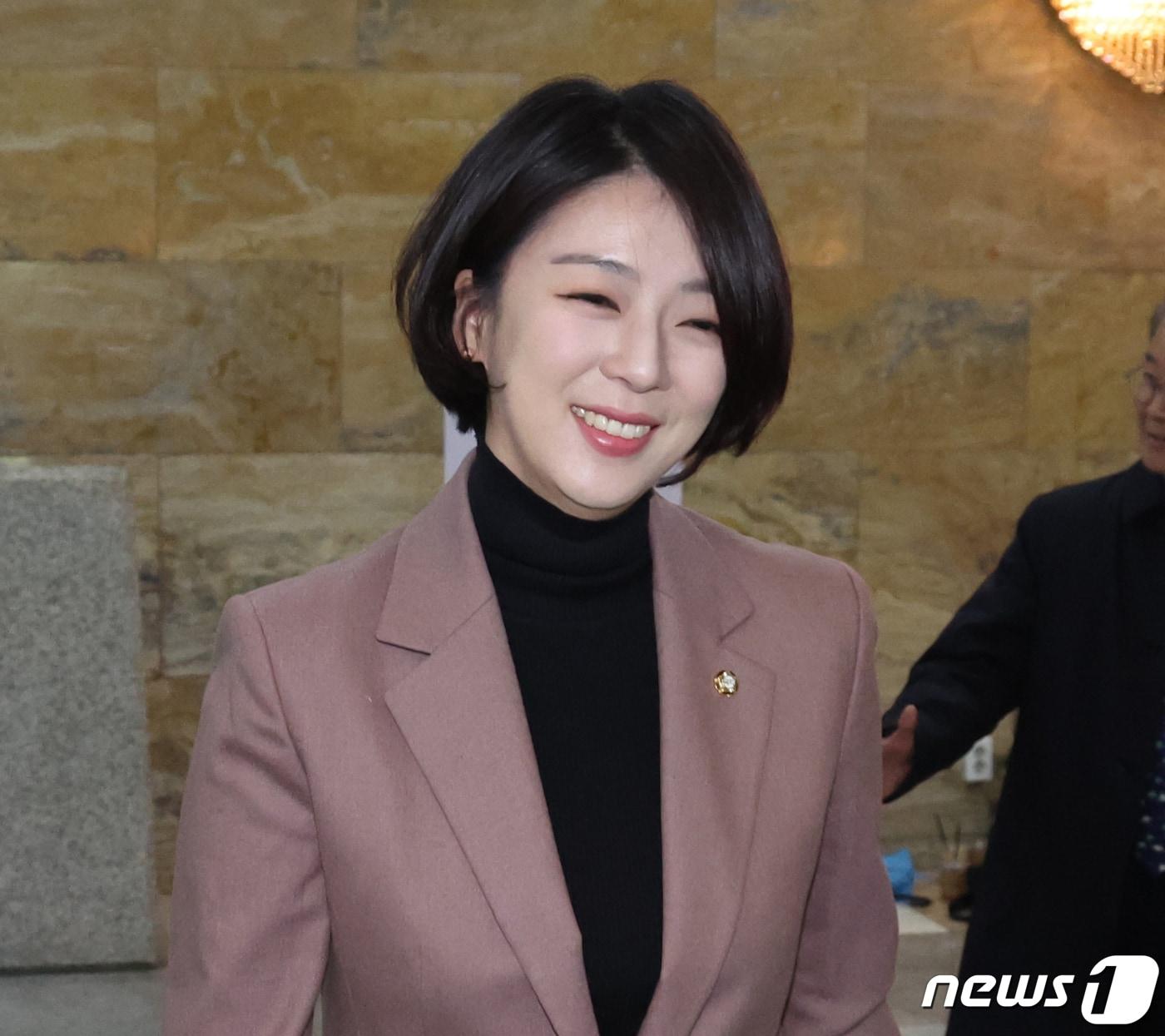 본문 이미지 - 배현진 국민의힘 의원이 21일 서울 여의도 국회 본회의장에서 열린 제413회국회&#40;임시회&#41; 3차 본회의를 마치고 회의장을 나서고 있다. 2024.2.21/뉴스1 ⓒ News1 송원영 기자