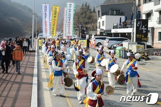 본문 이미지 - 지리산 뱀사골 고로쇠 약수 축제 모습. 제36회 고로쇠 약수 축제는 3월2일 전북 남원시 산내면 뱀사골 일원에서 열린다./뉴스1
