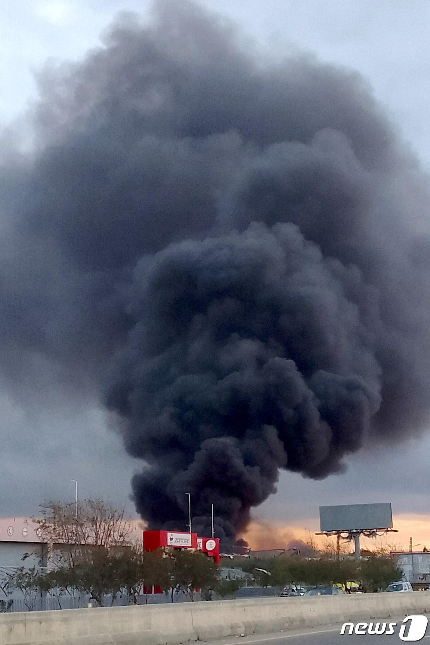 본문 이미지 - 19일(현지시간) 팔레스타인 무장정파 하마스와 전쟁 중인 이스라엘 군의 공습으로 접경 지역인 레바논 가지예서 검은 연기가 솟아 오르고 있다. 2024.2.21 ⓒ AFP=뉴스1 ⓒ News1 우동명 기자