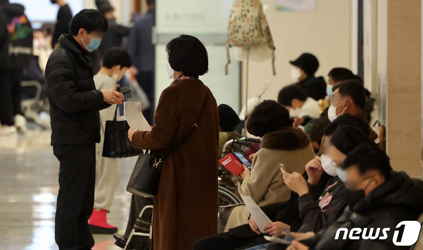서울의 한 대학병원에서 환자들이 외래진료를 받기 위해 대기하고 있다. (위 사진은 기사 내용과 직접적인 관련 없음.)/뉴스1 ⓒ News1 김진환 기자