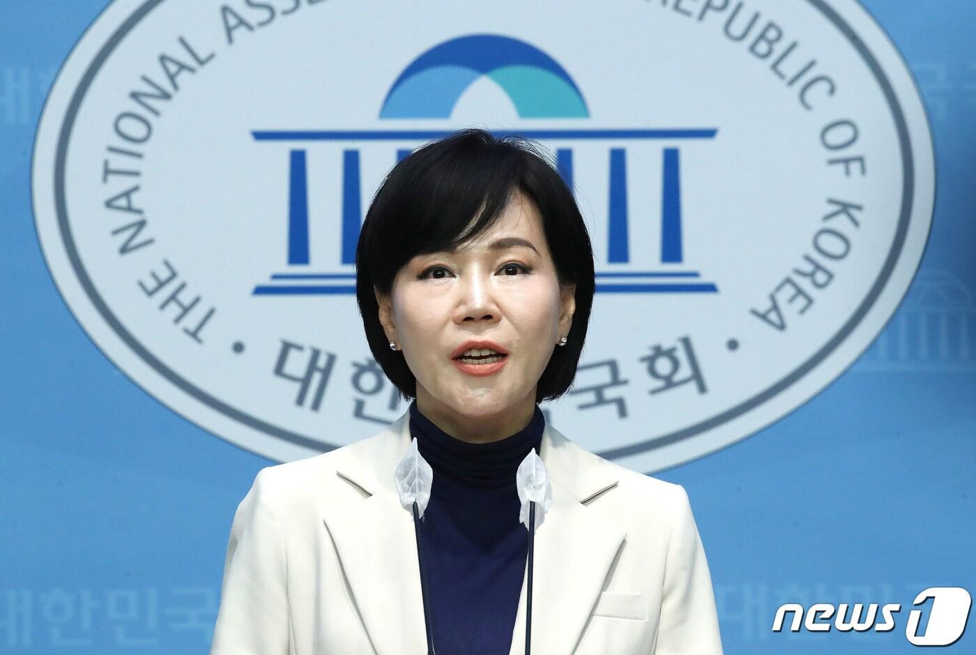 본문 이미지 - 전현희 전 국민권익위원장이 21일 오후 서울 여의도 국회 소통관에서 기자회견을 갖고 발언을 하고 있다. 이날 전 전 위원장은 "제 개인적 소신과 선택보다 윤석열 정권 심판과 더불어민주당 총선 승리를 위한 당의 전략적 판단과 선택이 우선돼야 한다는 결단을 내렸다＂며 서울 종로 출마 의사를 접고 당의 요구에 따르겠다는 뜻을 밝혔다. 2024.2.21/뉴스1 ⓒ News1 임세영 기자