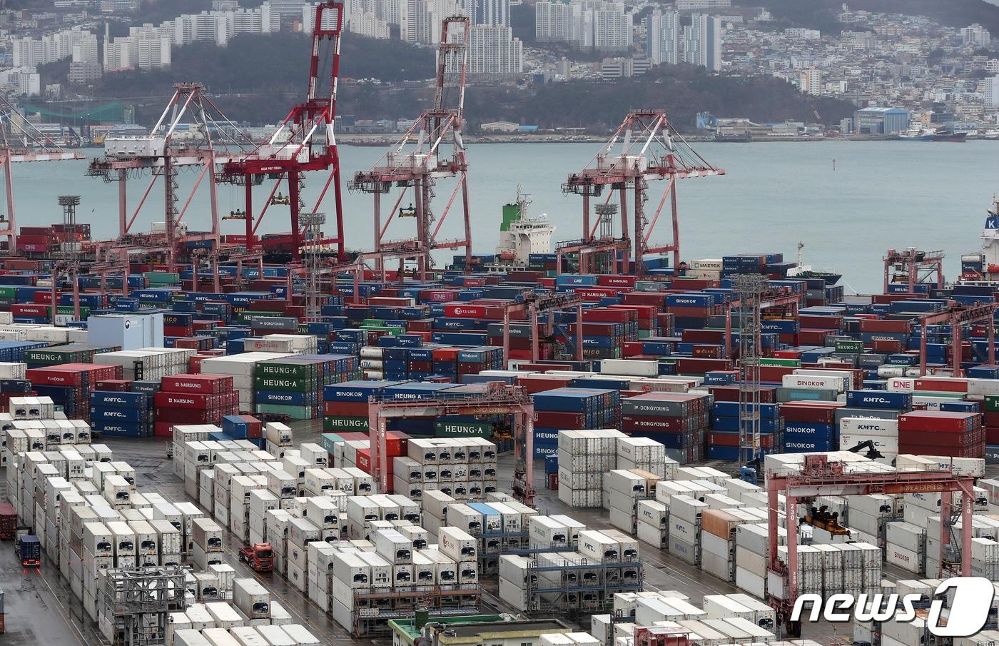 부산항 신선대부두 야적장에 컨테이너가 가득 쌓여 있다.  ⓒ News1 윤일지 기자