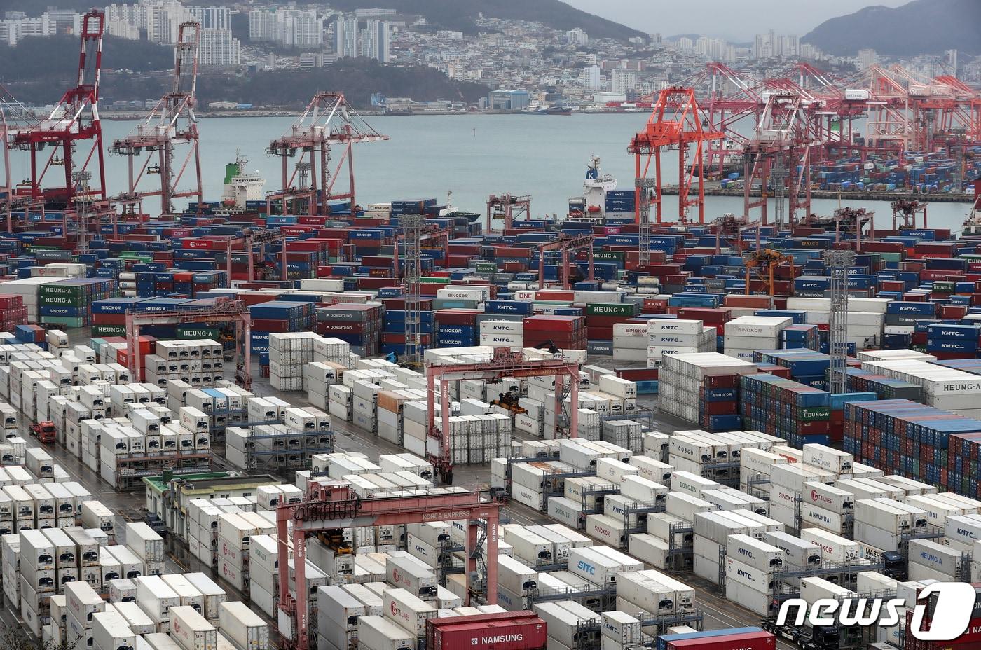 본문 이미지 - 21일 부산항 신선대부두와 감만부두 야적장에 컨테이너가 가득 쌓여 있다. 2024.2.21/뉴스1 ⓒ News1 윤일지 기자