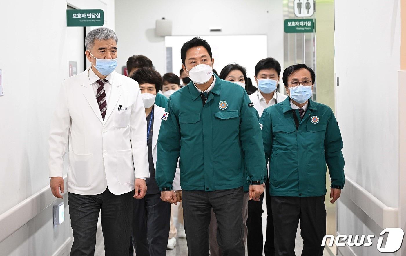 본문 이미지 - 오세훈 서울시장이 21일 의사단체 집단 행동 관련 현장방문 일환으로 서울 중랑구 서울의료원을 방문해 이현석 서울의료원장과 의료 시설을 둘러보고 있다. (공동취재) 2024.2.21/뉴스1 ⓒ News1 민경석 기자