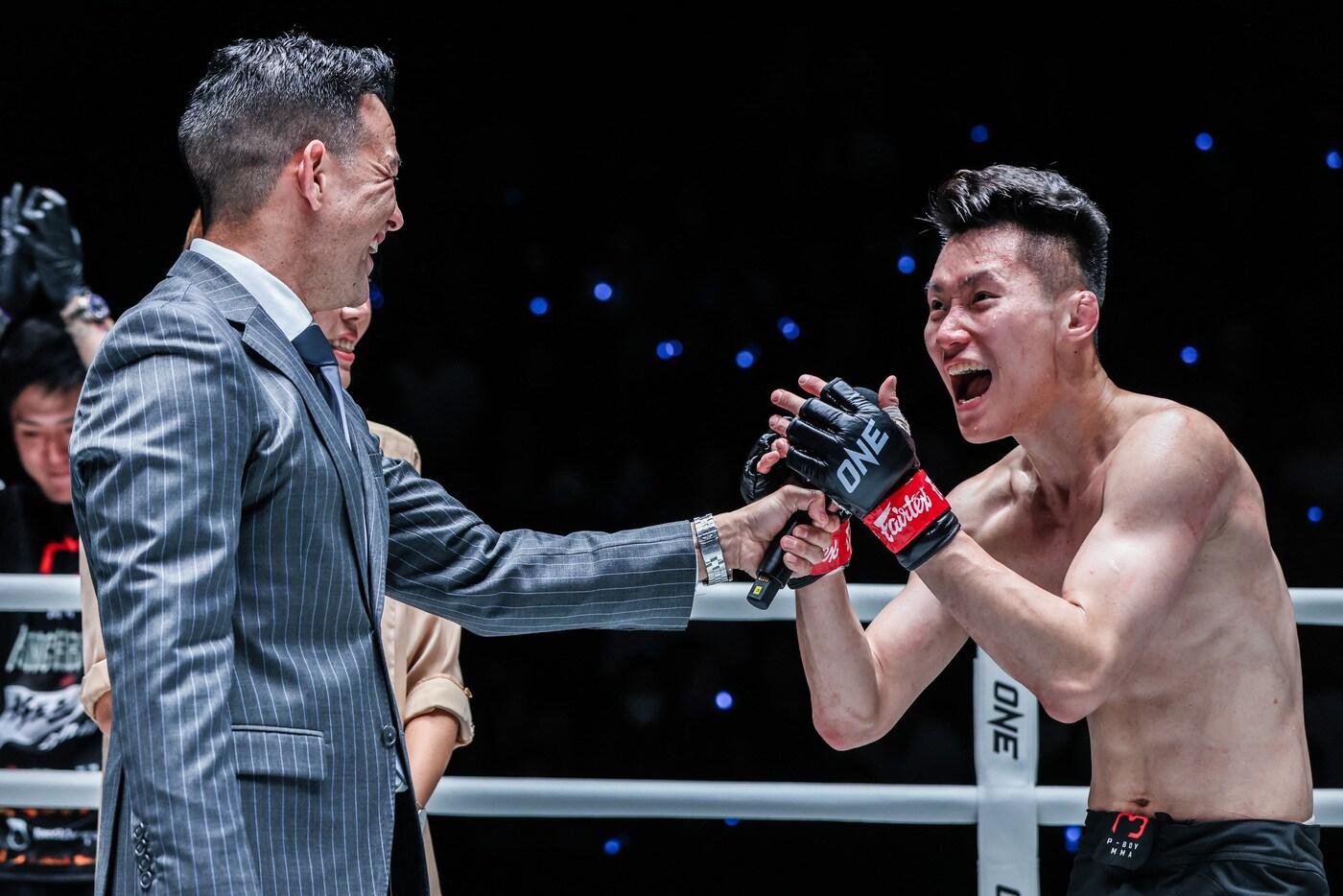 권원일(오른쪽)이 'ONE 파이트 나이트 18' 영어 인터뷰를 진행하고 있다. (원 챔피언십 제공) 