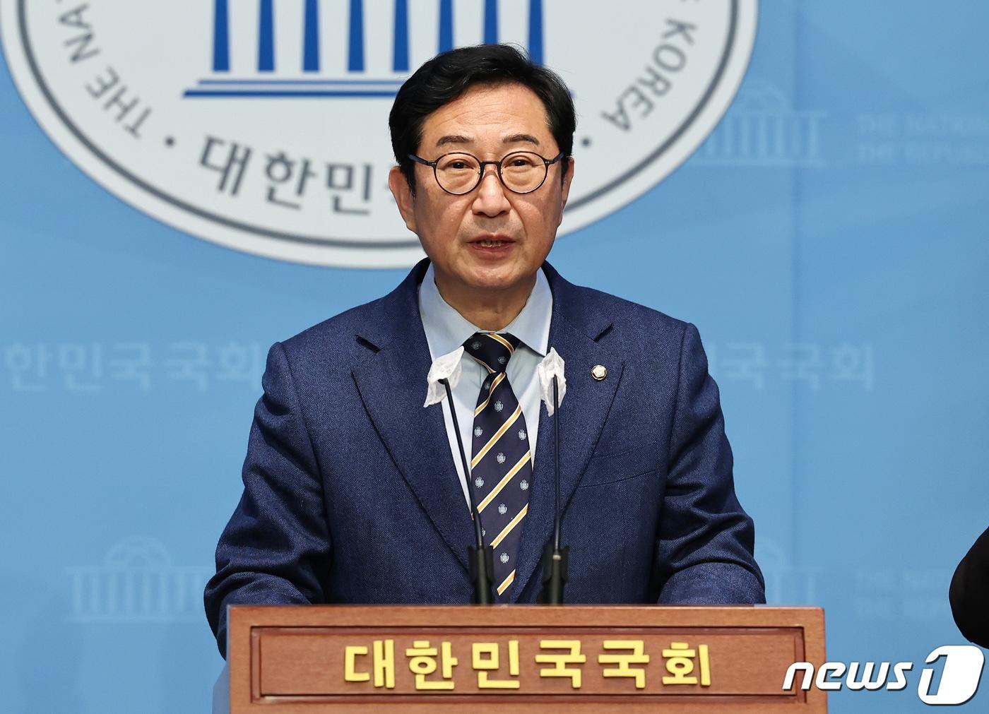 본문 이미지 - 김한정 더불어민주당 의원이 21일 오후 서울 여의도 국회 소통관에서 공관위로 부터 하위 10% 통보 받은 것과 관련해 기자회견을 하고 있다. 2024.2.21/뉴스1 ⓒ News1 구윤성 기자