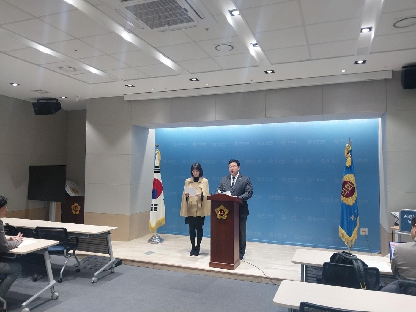 본문 이미지 - 경기도의회 고준호(오른쪽) 이인애(왼쪽) 의원이 21일 오후 도의회 브리핑룸에서 긴급 기자회견을 열어 경기판매시설에 대한 선수금 불법 거래 의혹을 제기했다./