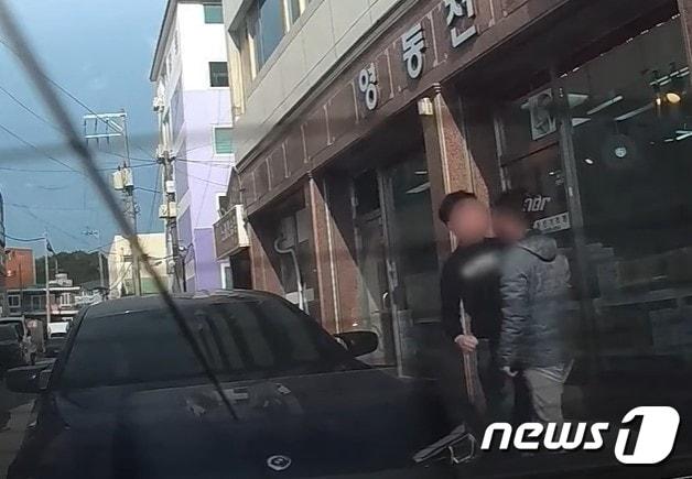본문 이미지 - 앞차에 경적을 울려댄 남성이 시비가 붙자 앞차 운전자에게 배치기를 하고 있다. (유튜브 '한문철 TV' 갈무리) /뉴스1