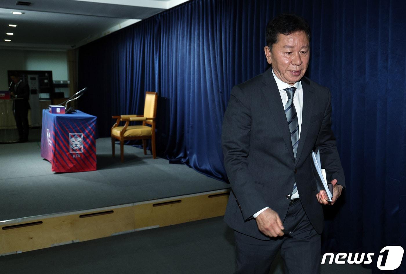 본문 이미지 - 정해성 신임 국가대표 전력강화위원장이 21일 오후 서울 종로구 신문로 축구회관에서 1차 전력강화위원회 관련 브리핑을 마친 뒤 회견장을 나서고 있다. 대한축구협회(KFA) 전력강화위원회는 이날 비공개 1차 전력강화위원회를 갖고 축구대표팀 신임 감독 선임 작업에 본격적으로 돌입했다. 2024.2.21/뉴스1 ⓒ News1 박정호 기자