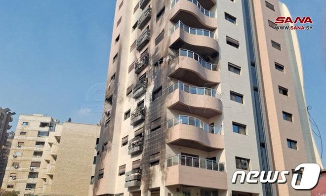 본문 이미지 - 이스라엘군이 지난 2월 시리아의 수도 다마스쿠스 남서부 카프르 수사 지역 한 건물에 공습을 가해 주거용 건물 측면이 손상된 모습. 2024.02.21 ⓒ 로이터=뉴스1 ⓒ News1 정지윤 기자