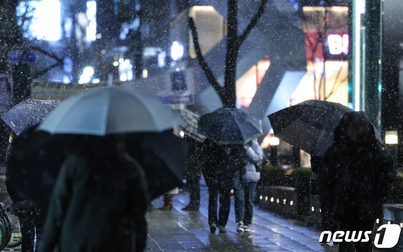본문 이미지 - 서울 종로구 일대에서 시민들이 우산을 쓰고 걸어가고 있다. /뉴스1 ⓒ News1 김민지 기자