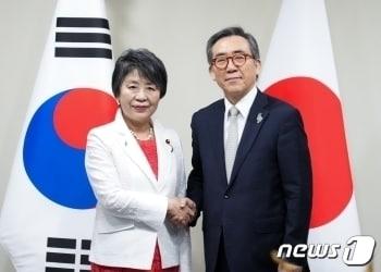 본문 이미지 - 조태열 외교부 장관과 가미카와 요코 일본 외무상이 21일(현지시간) 브라질 리우데자네이루에서 만나 악수를 나누고 있다. ⓒ News1 강민경 기자