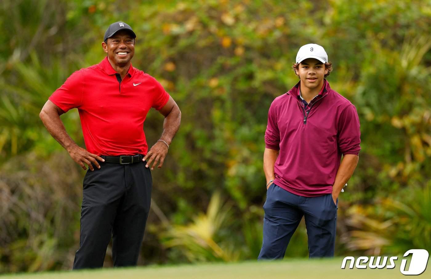 본문 이미지 - 우즈와 그의 아들 찰리(오른쪽). ⓒ AFP=뉴스1