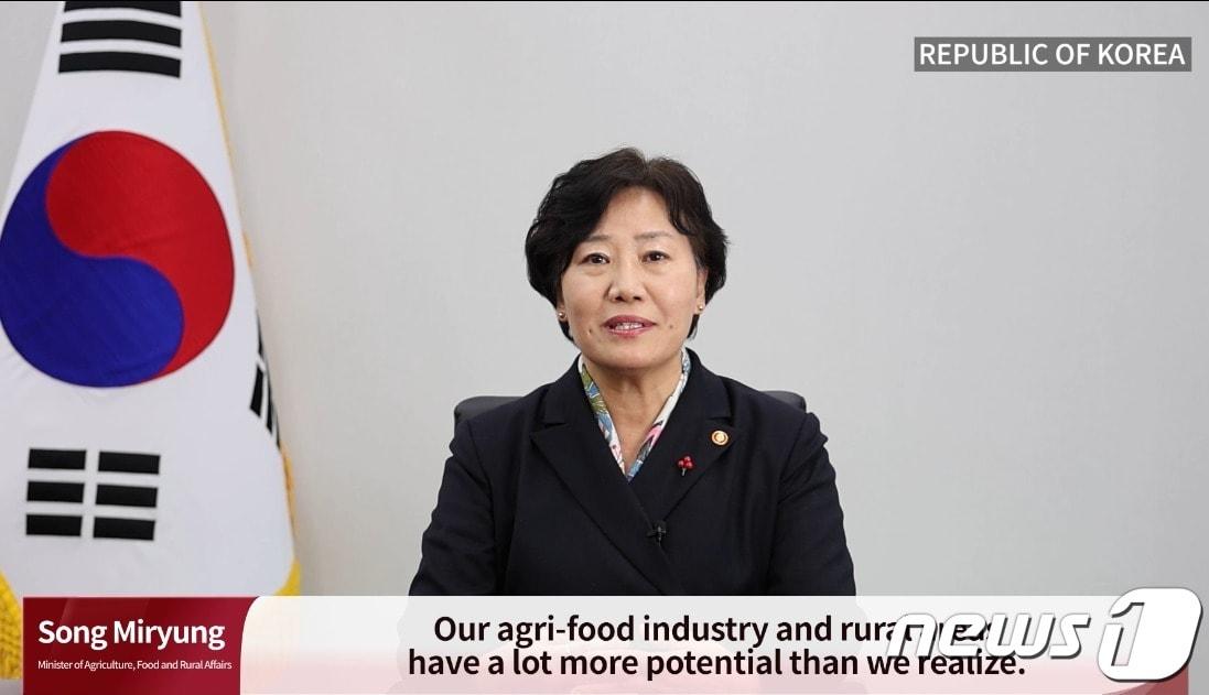 본문 이미지 - 송미령 농림축산식품부 장관이 제37차 식량농업기구(FAO) 아시아·태평양 지역총회에서 기조발언을 하고 있다.(농식품부 제공) 