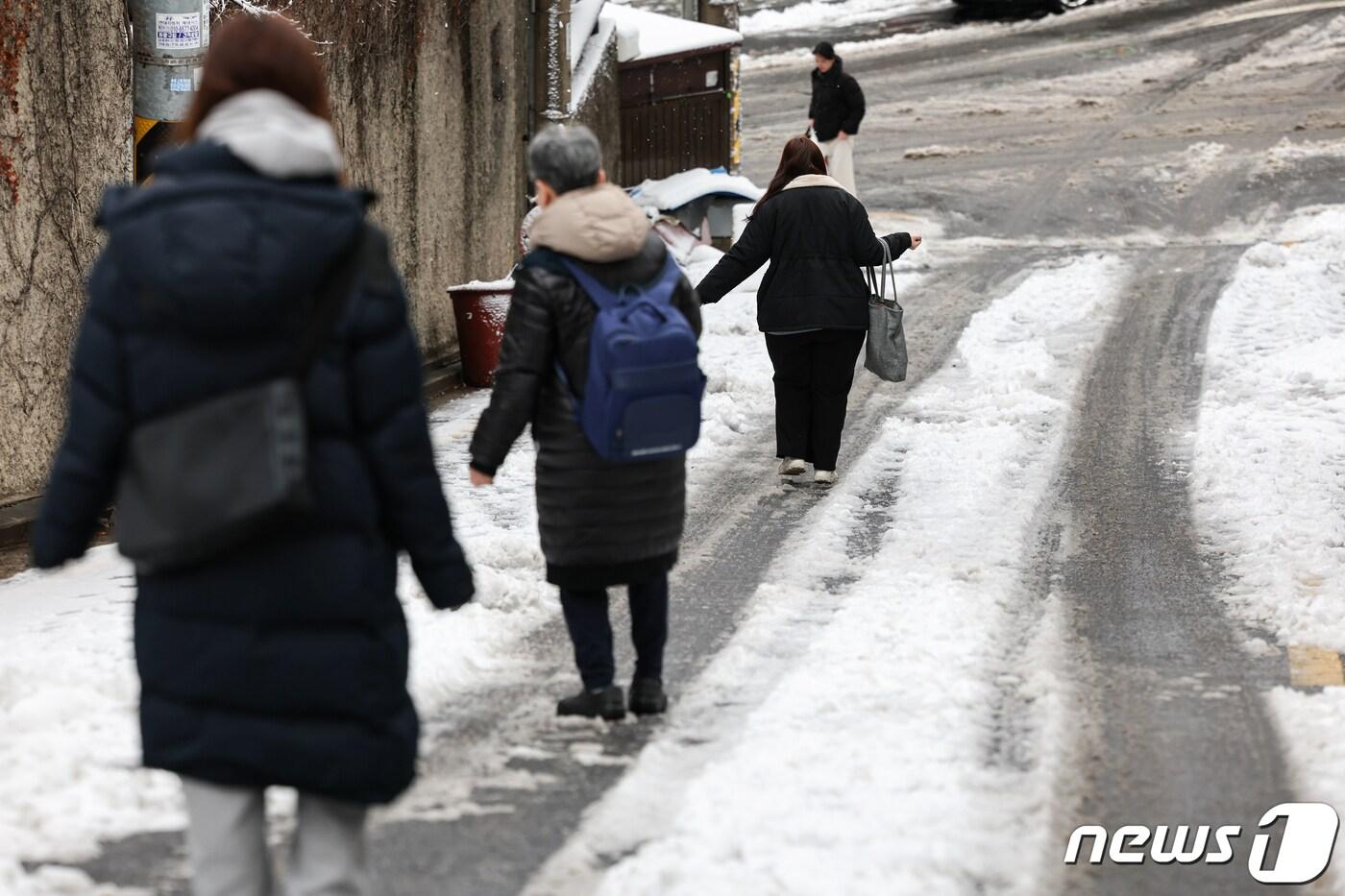 본문 이미지 - 22일 서울 마포구 한 골목길에서 시민들이 눈 쌓인 비탈길을 조심스레 걷고 있다. 2024.2.22/뉴스1 ⓒ News1 김도우 기자