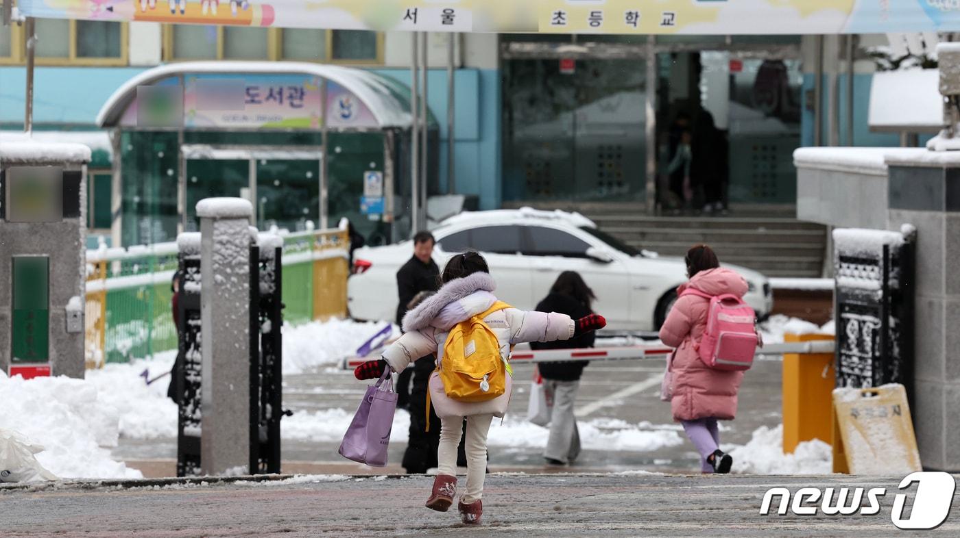 서울의 한 초등학교로 학생들이 등교하고 있다. /뉴스1 ⓒ News1 김진환 기자