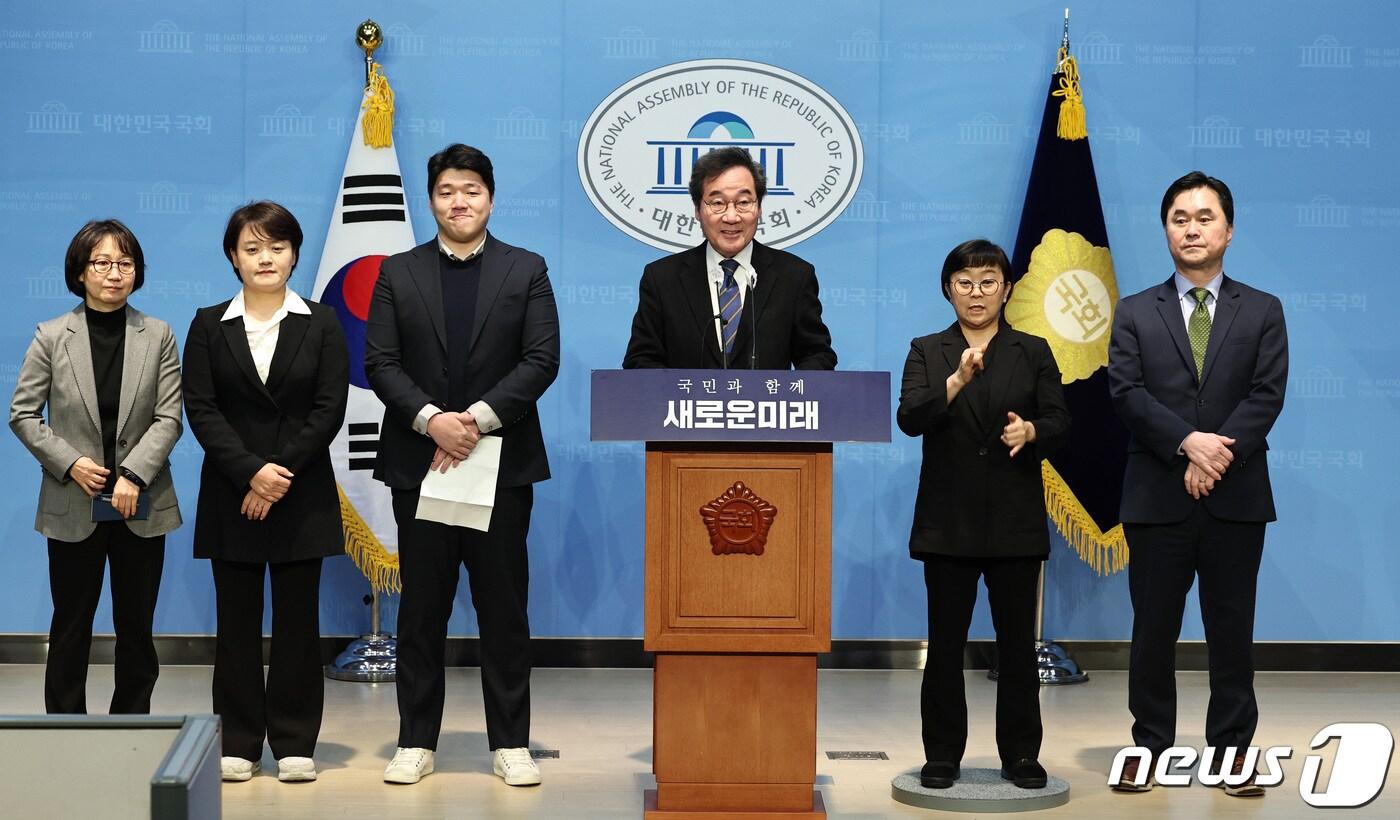 이낙연 새로운미래 대표 겸 인재위원장이 22일 오전 서울 여의도 국회 소통관에서 열린 3차 인재영입 기자회견에서 영입인사들을 소개하고 있다. 왼쪽부터 신연수 전 동아일보 논설위원, 장하나 브릿지처치 담임목사, 강상훈 성일농장 대표, 이낙연 대표. 오른쪽 첫번째는 김종민 공동대표. 2024.2.22/뉴스1 ⓒ News1 구윤성 기자