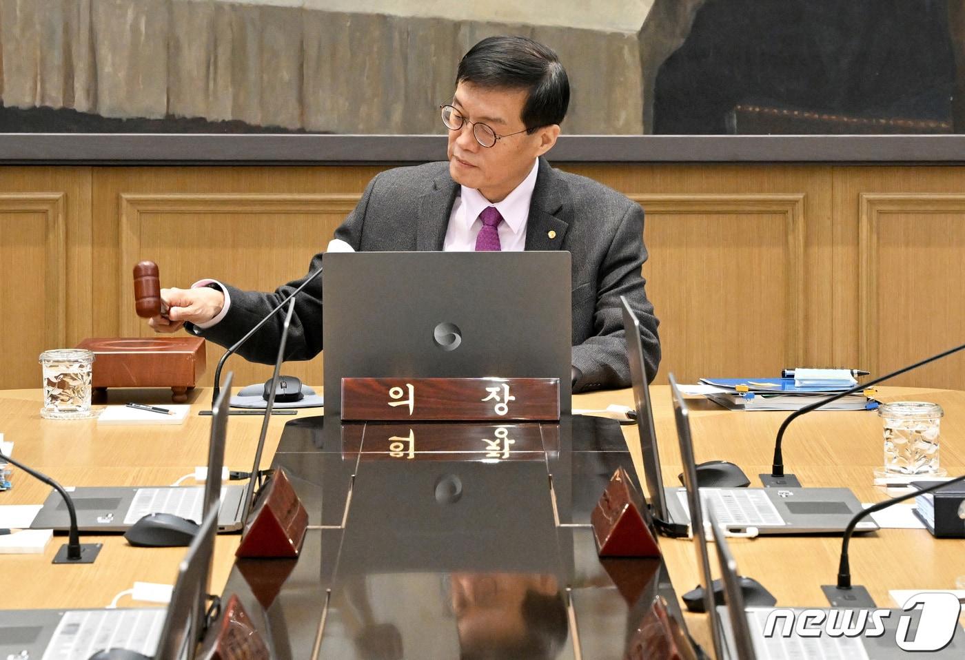 본문 이미지 - 이창용 한국은행 총재가 지난 2월 금융통화위원회에서 의사봉을 두드리고 있다. /뉴스1