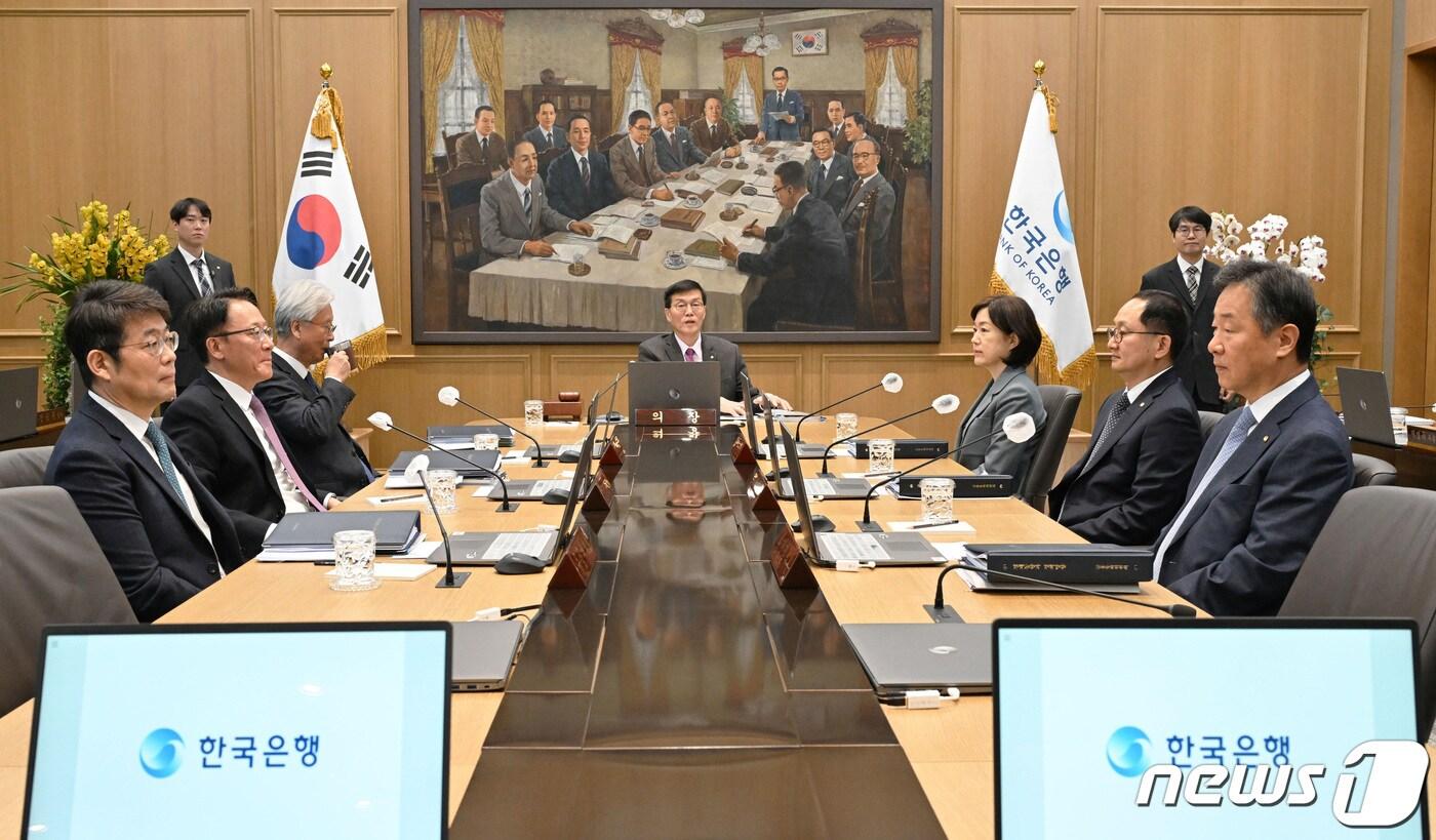 본문 이미지 - 이창용 한국은행 총재가 22일 오전 서울 중구 한국은행에서 열린 금융통화위원회를 주재하고 있다. 2024.2.22/뉴스1 ⓒ News1 사진공동취재단